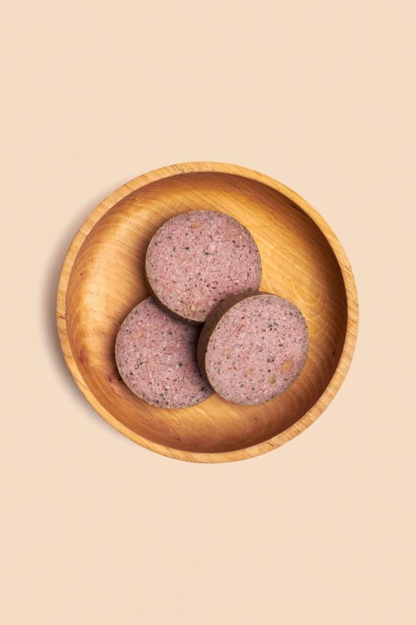 Inhalt der Hundewurst mit Hirsch